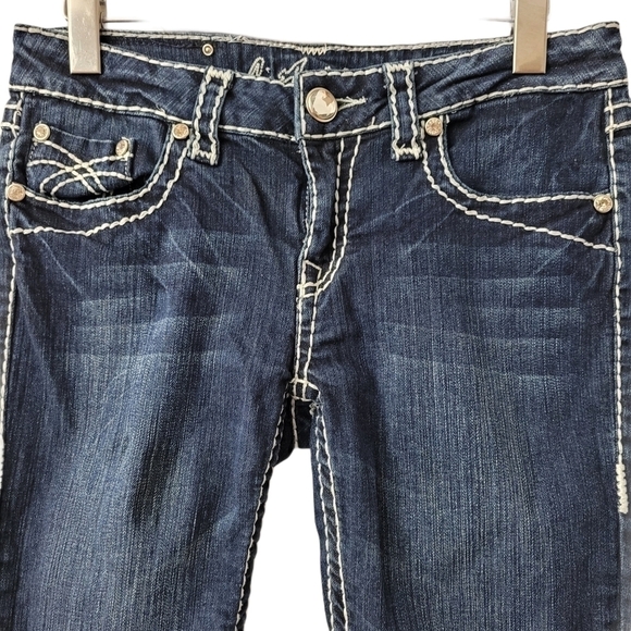 𝅺DARK Wash Denim Capris Womens Size 9  Embroidered Stitched Stretchy - Picture 4 of 8